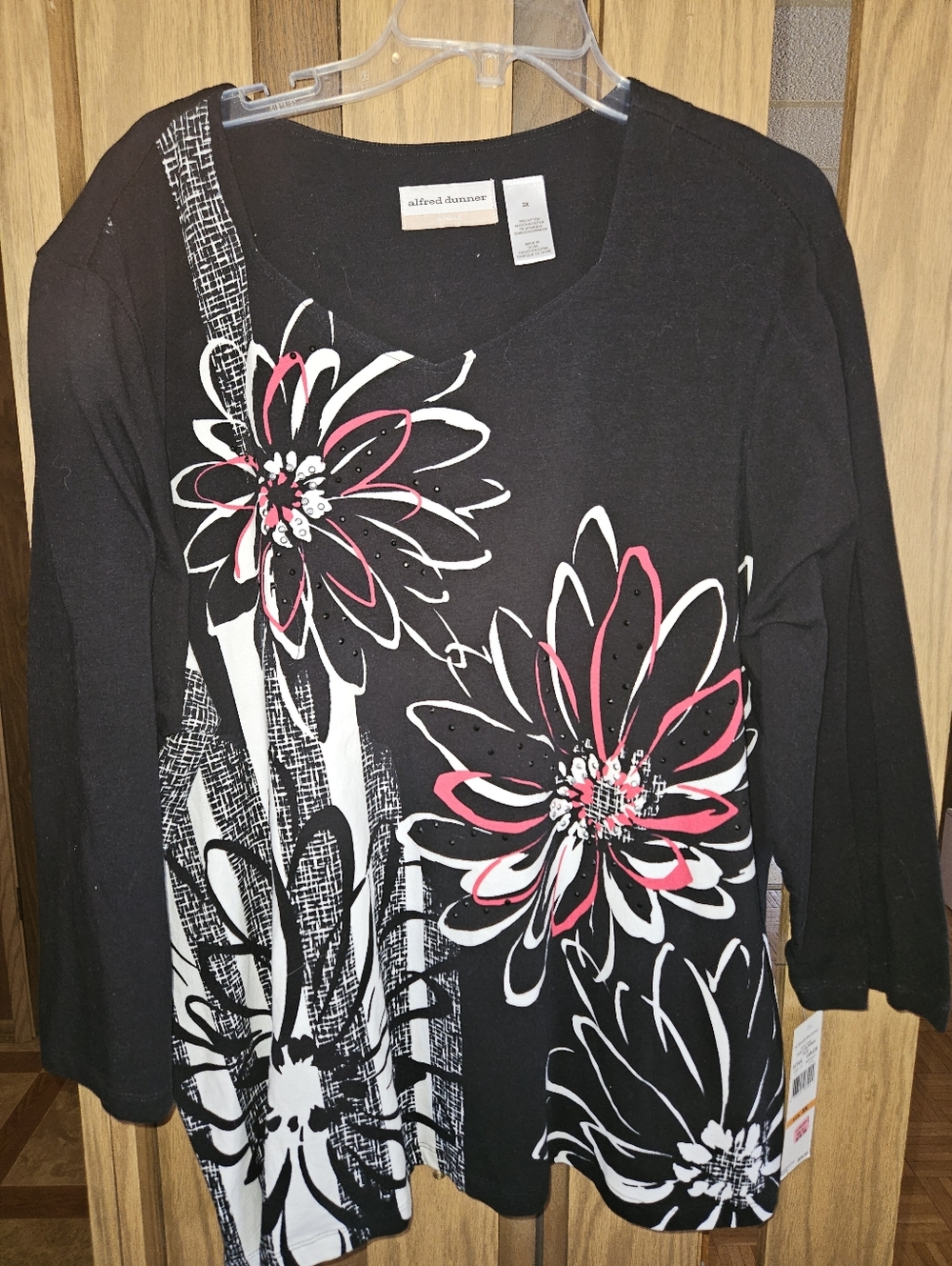 NWT Alfred Dunner Sz 3x Black, White, and Red Floral 3/4 Sleeve Top